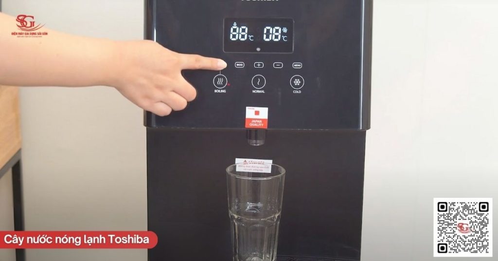 Bảng điều khiển cảm ứng và màn hình LED hiện đại trên cây nước Toshiba