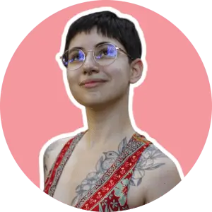 Portrait photo de Caterina Tosati de l'envers des mots, sur fond rose.