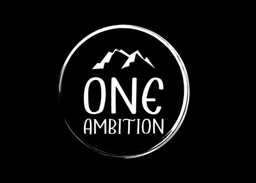 Logo noir et blanc du podcast One Ambition.