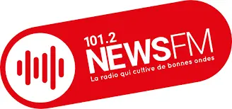 Logo de 101.2 NEWSFM avec un symbole d'ondes sonores rouges, et le slogan « La radio qui cultive de bonnes ondes ».