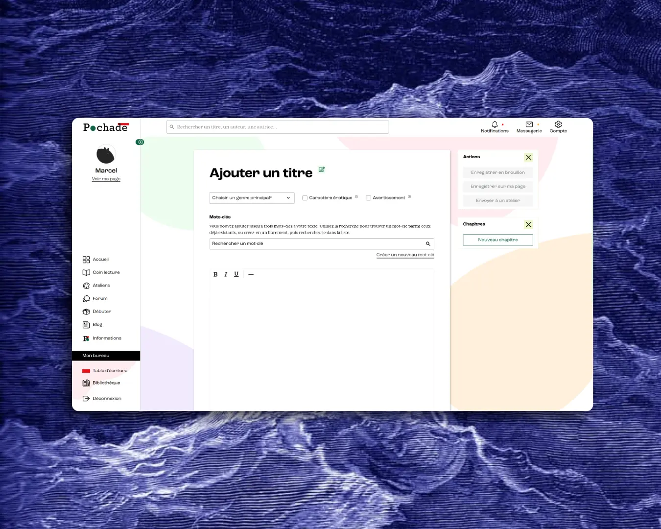 Ecran d'ordinateur sur la la table d'écriture de Pochade la plateforme d'écriture, sur un fond décoratif l'océan.