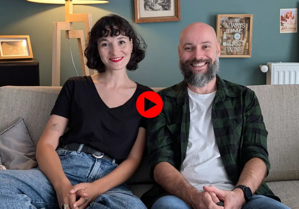 Photo de Romain et Fanny, les fondateurs de Pochade (la plateforme d'écriture) assis sur un canapé et souriants. 