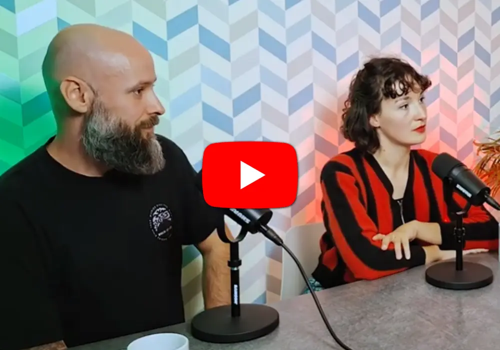 Photo de Fanny et Romain, les fondateurs de pochade, au micro de One ambition.