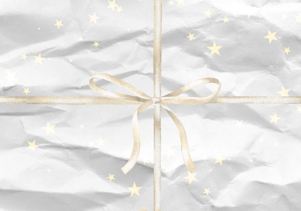 Visuel de paquet cadeau : fond en papier blanc un peu froissé décoré d'étoiles, recouvert d'un ruban beige noué comme un gros paquet cadeau.