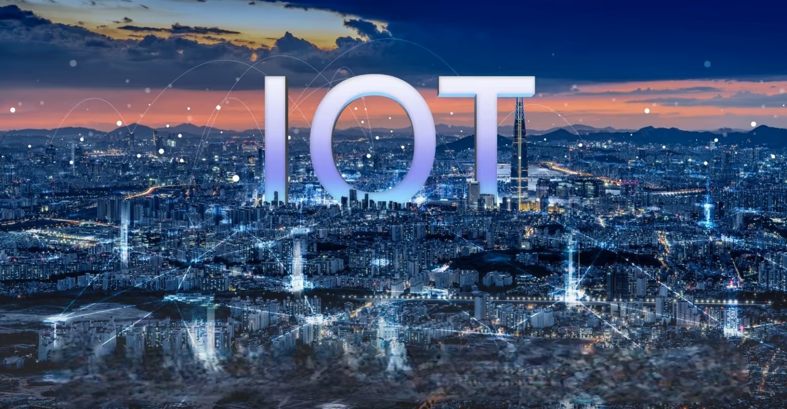 IoT in Fintech: Revolutionizing Finance in 2025