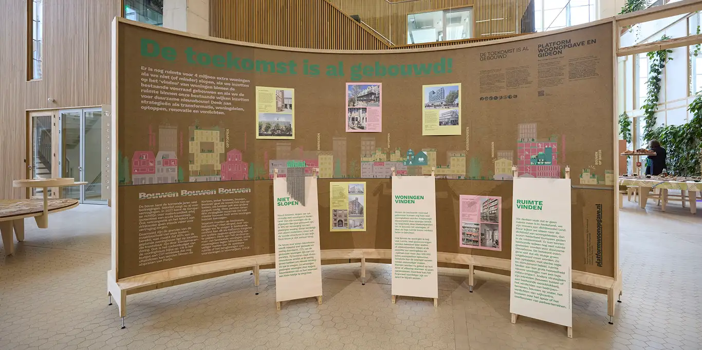 Duurzame tentoonstelling met panelen van biobased materiaal, gebruikt als circulaire displaywand met informatieve prints in een moderne, natuurlijke binnenruimte.