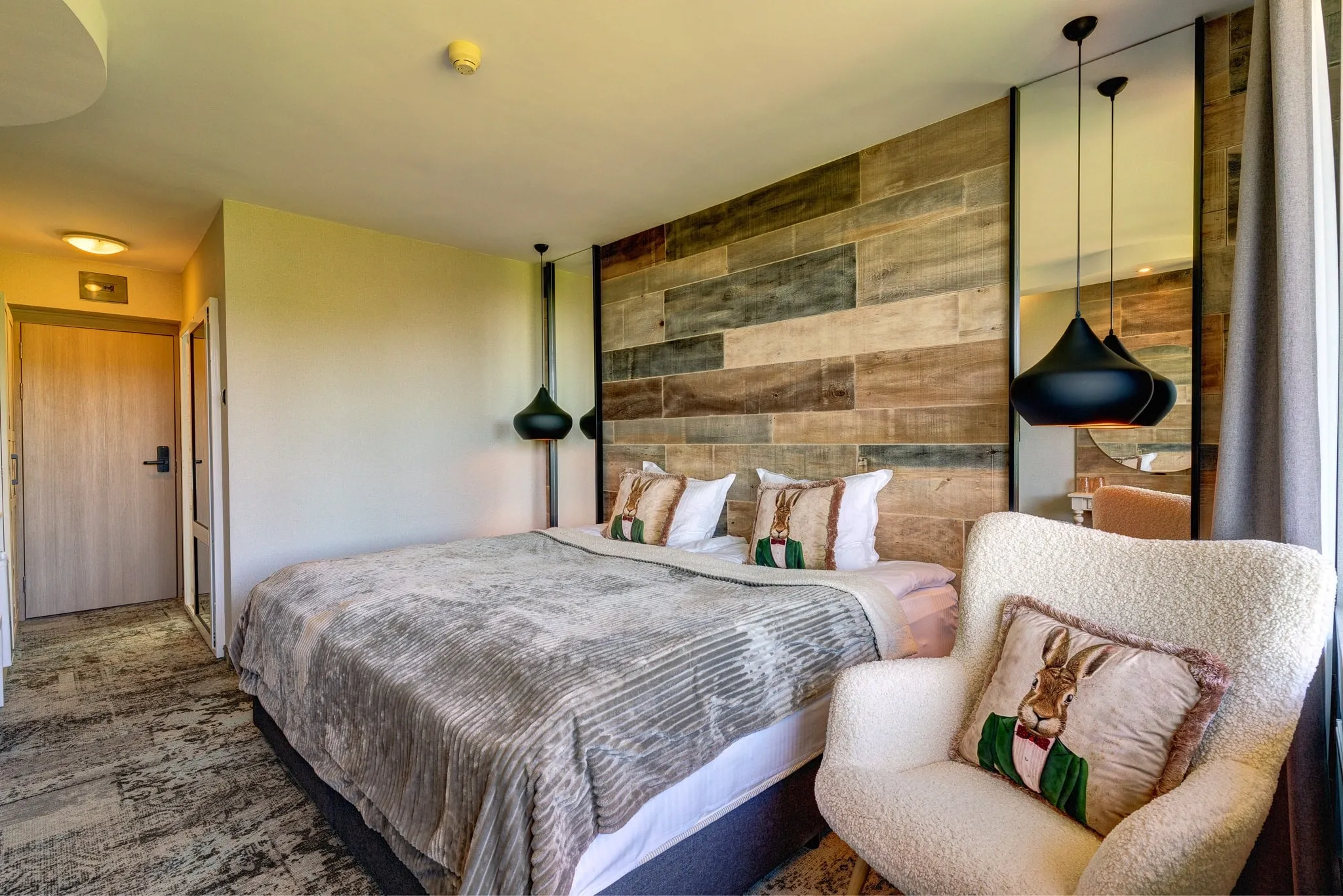 Интериор на луксозен СПА център с дървена облицовка, зелени растения и мека светлина.