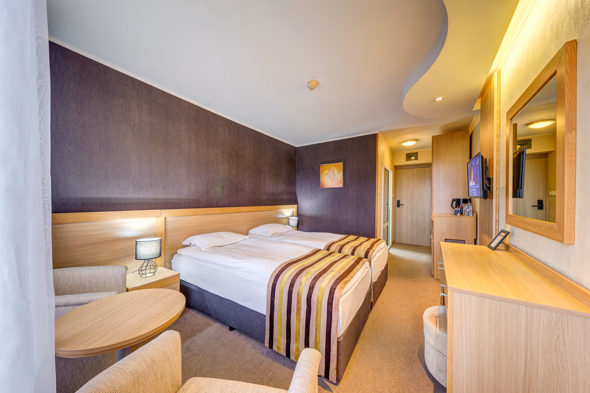 Свежи бели кърпи, грижливо подредени в банята на двойна стая Стандарт в Гранд Хотел Мургавец, осигуряват чист и комфортен престой.