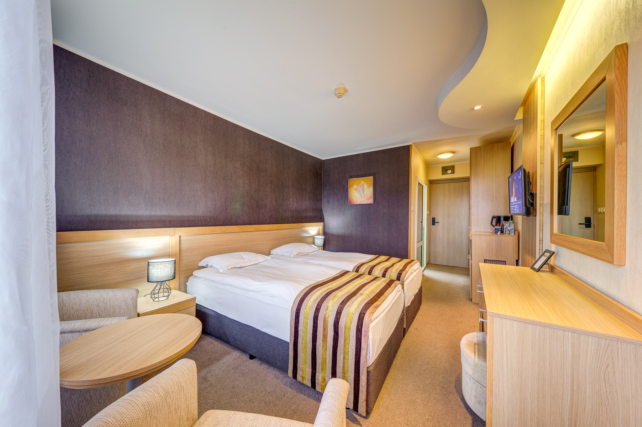 Свежи бели кърпи, грижливо подредени в банята на двойна стая Стандарт в Гранд Хотел Мургавец, осигуряват чист и комфортен престой.