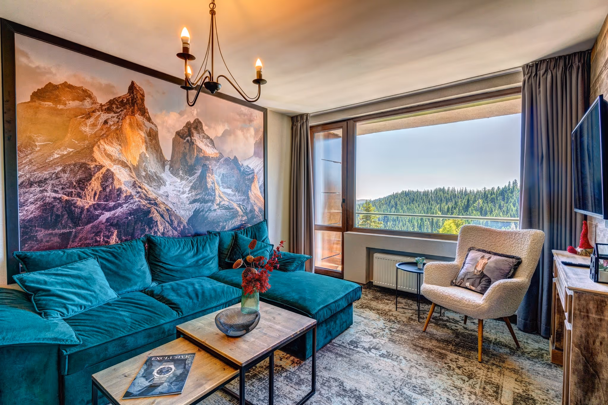 Уютна хотелска спалня в Гранд Хотел Мургавец с мека възглавница от кожа, стенопис на планинска тематика и топъл дървен интериор.