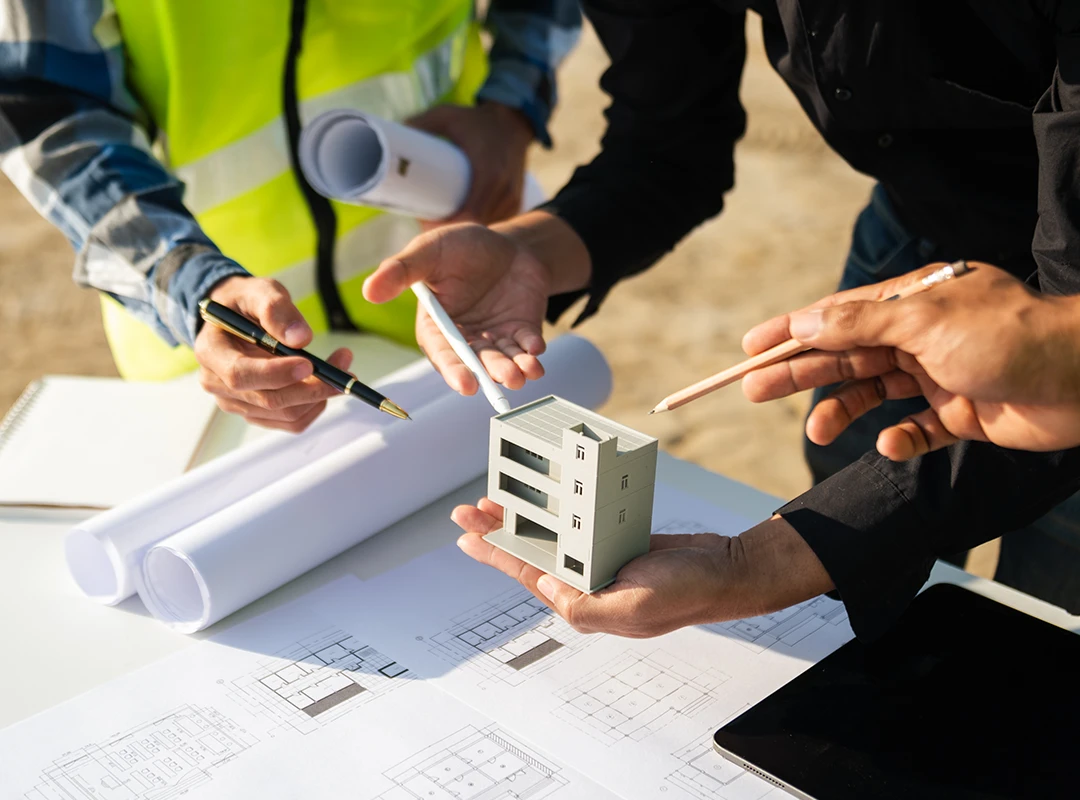 Elektriker und Ingenieure in Gummersbach koordinieren Elektroplanung mit anderen Gewerken zur Vermeidung doppelter Arbeiten.