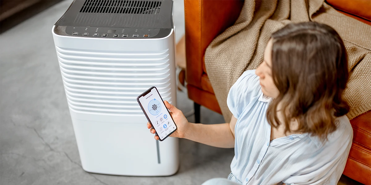 Mobile Klimaanlage mit Abluftschlauch am Fenster einer Mietwohnung
