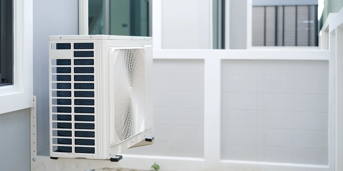 Außengerät einer Split-Klimaanlage auf dem Balkon einer Eigentumswohnung
