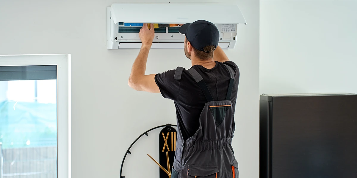 Handwerker bei der Montage einer Split-Klimaanlage