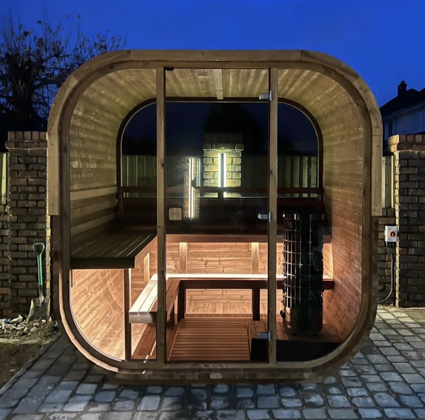 Sauna extérieur CUBE dans un jardin