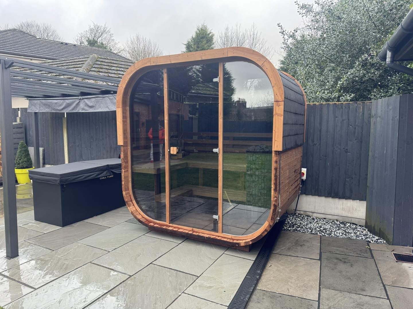 Sauna extérieur CUBE installé sur une terrasse