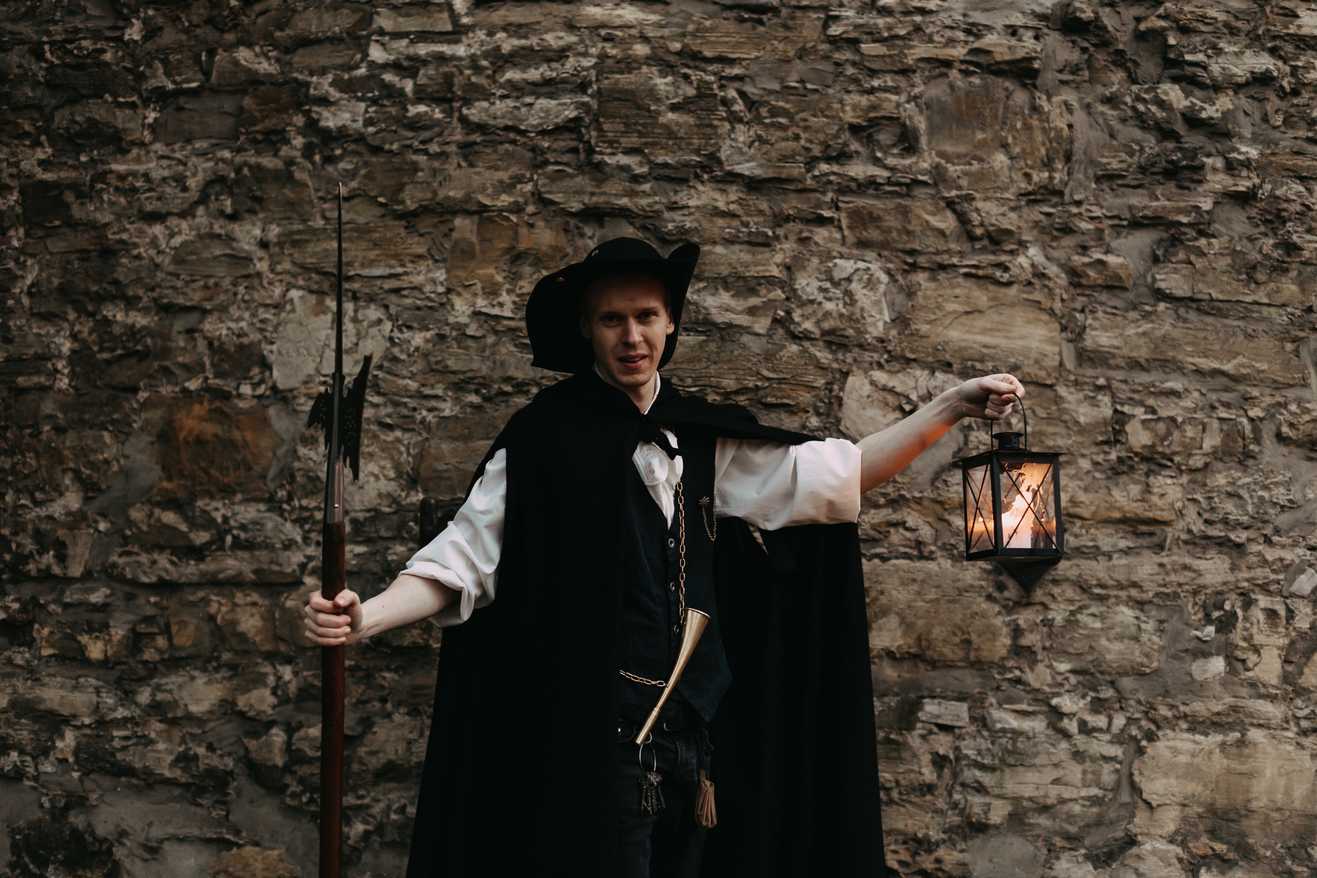Nachtwächter mit Laterne bei Nacht – Walk With Me Erlebnistour