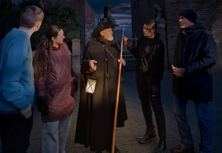 Rastede | Mit dem Nachtwächter auf Patrouille vor der St.-Ulrichs-Kirche