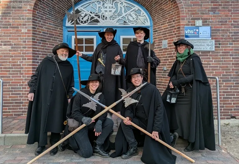 Rastede | Unser Nachtwächter-Team vor der alten Bauschule
