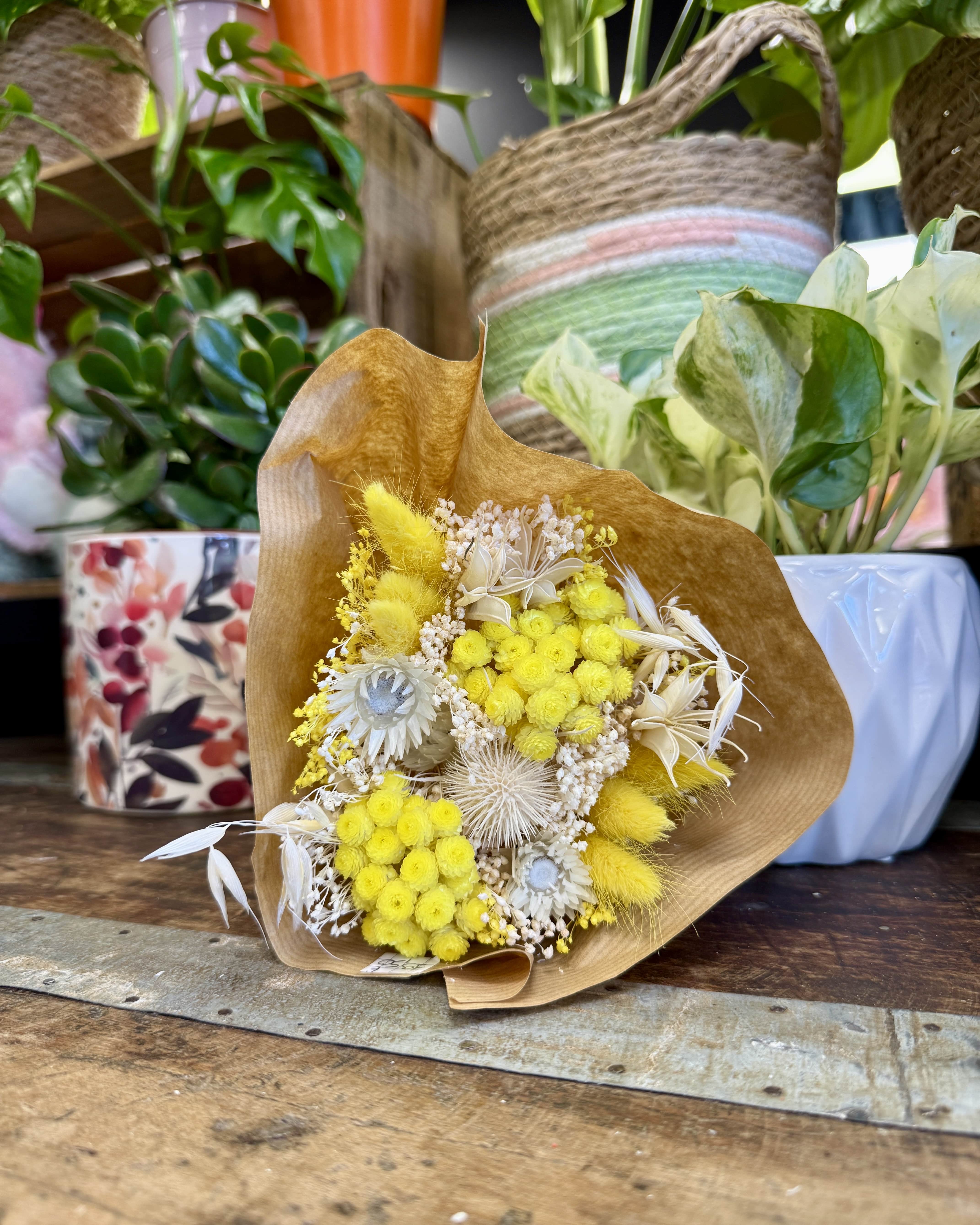 Bouquet de fleurs séchées jaune