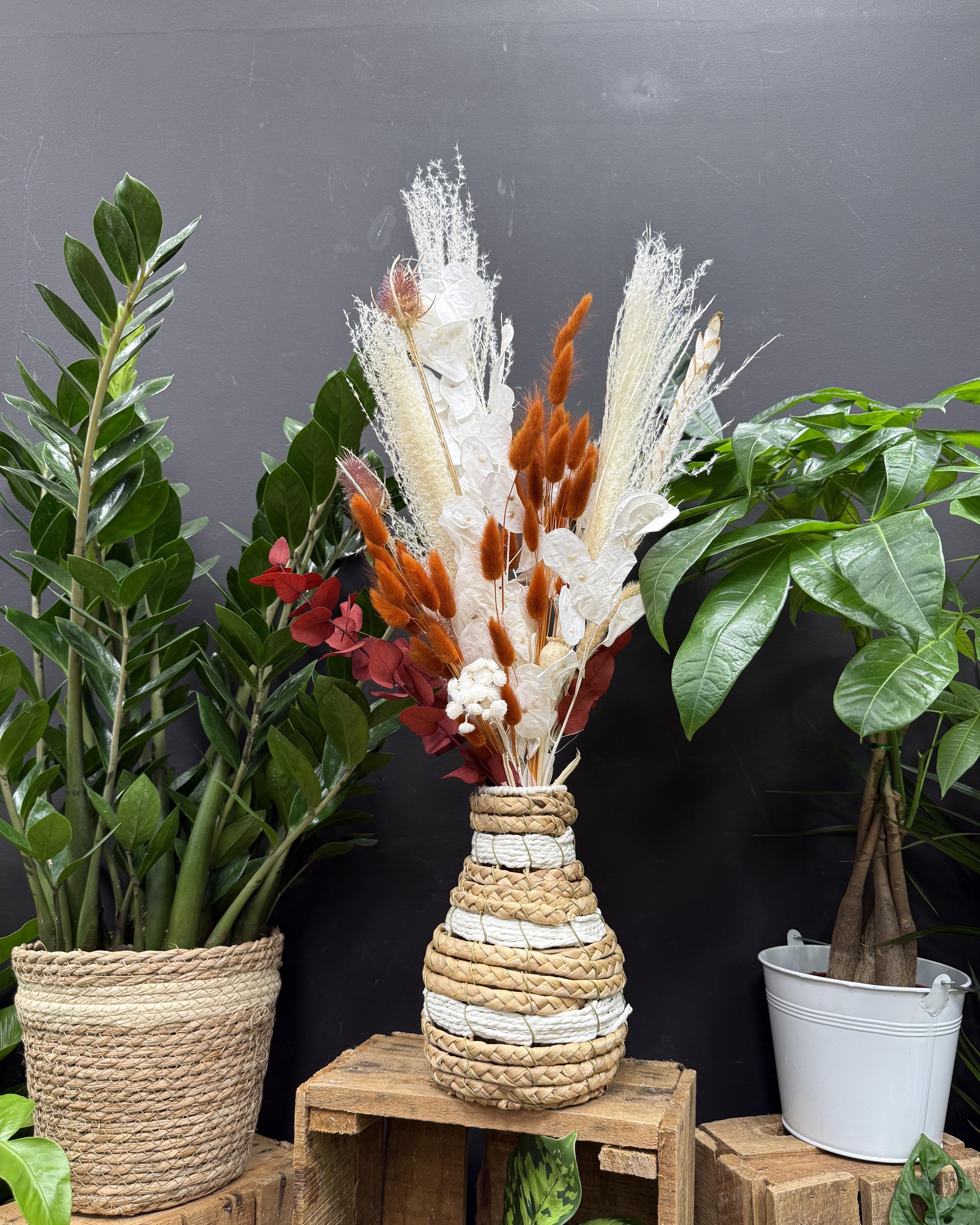 Bouquet de fleurs séchées avec le vase en osier
