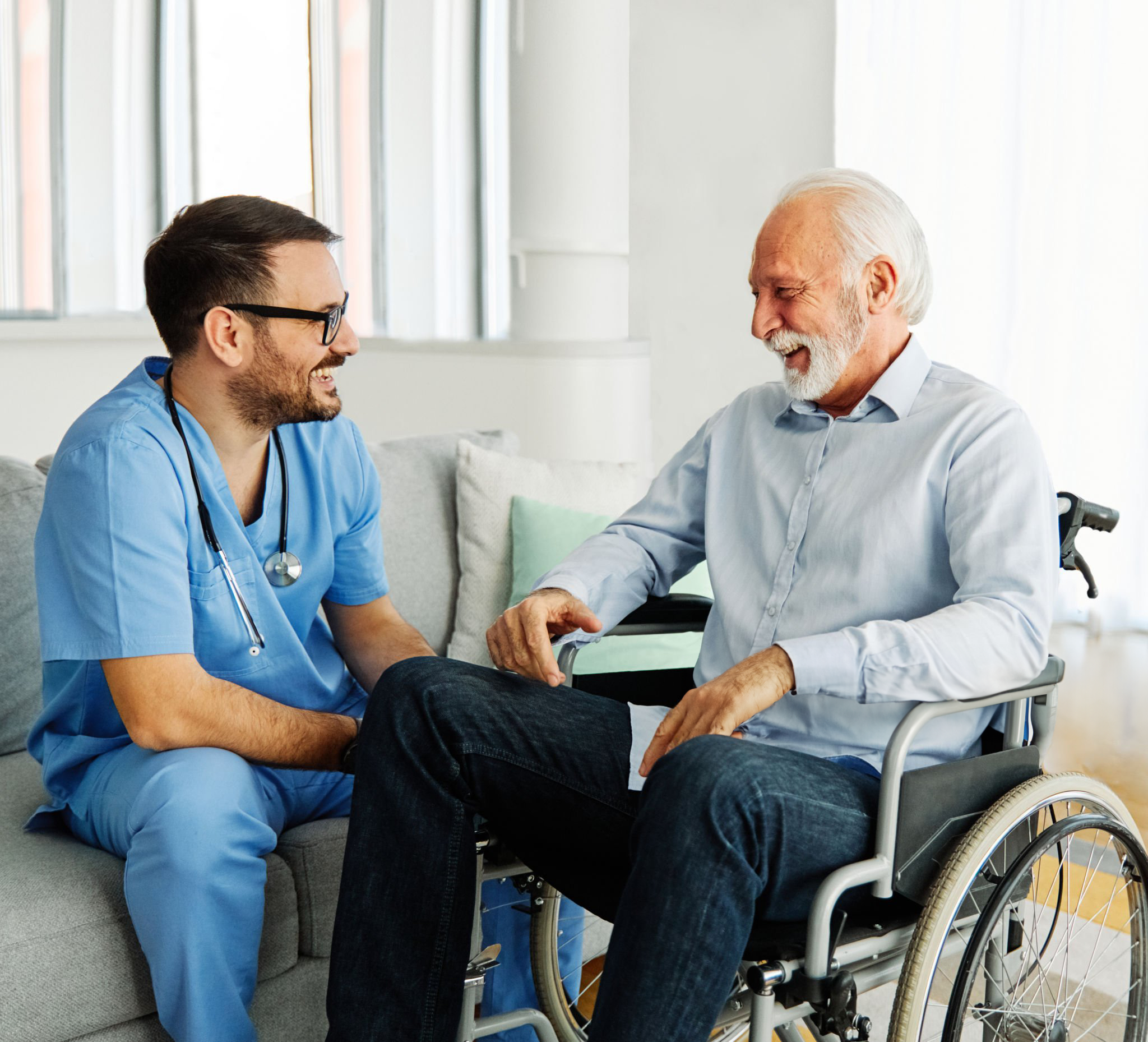 Alter Mann mit Pflegekraft