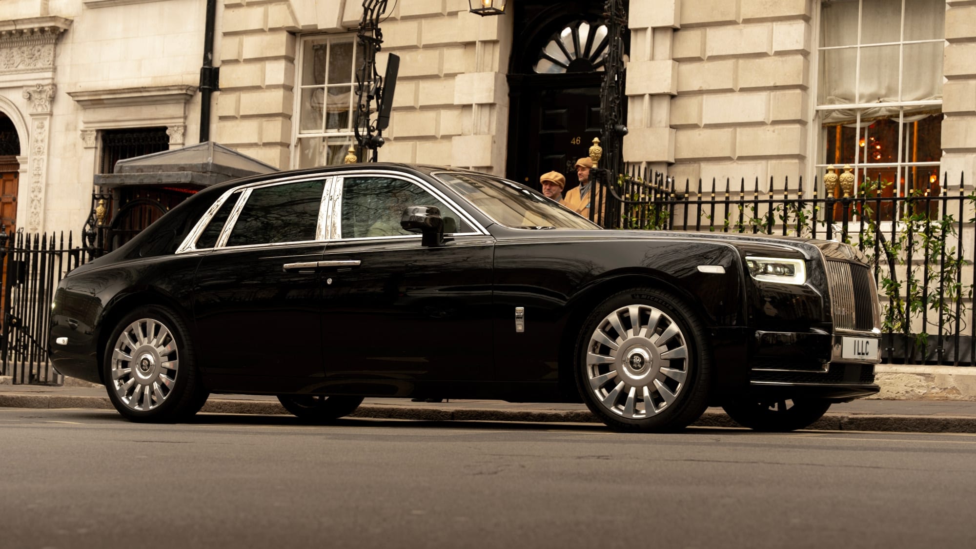 Private Rolls-Royce Phantom Chauffeur for High-End Shopping in London