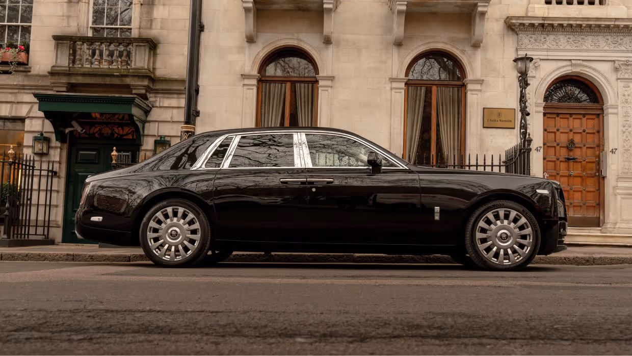 Private Rolls-Royce Phantom Chauffeur for High-End Shopping in London