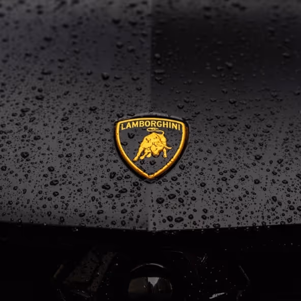 Lamborghini Urus Bonnet Badge in Rain — LLC Supercar Hire