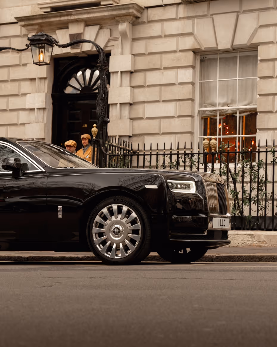 Private Rolls-Royce Phantom Chauffeur for High-End Shopping in London