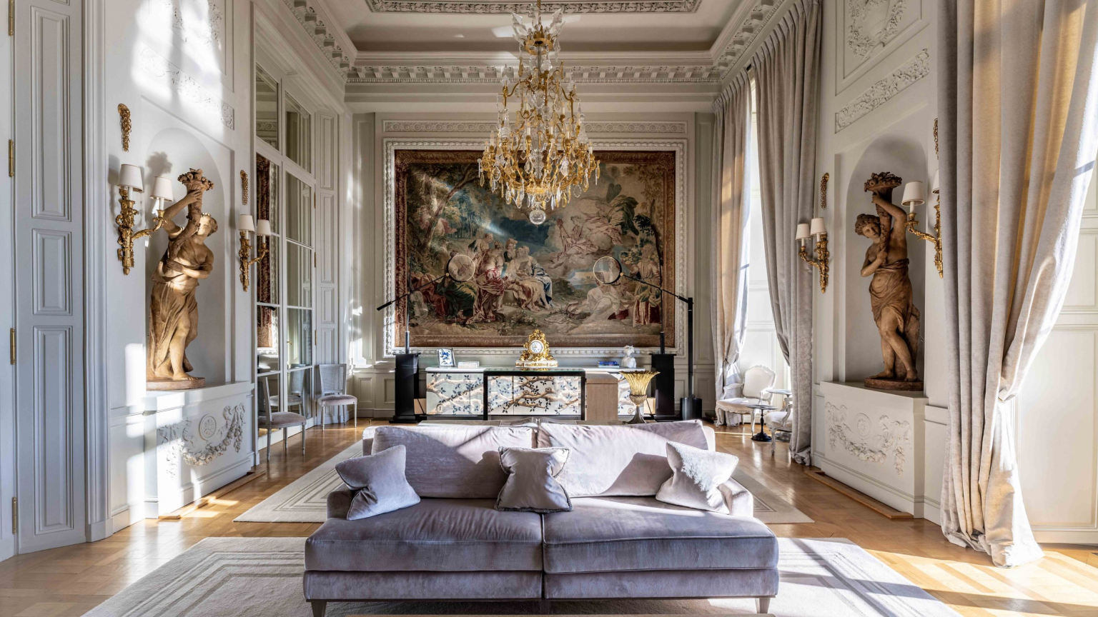 One of Hôtel de Crillon’s historic salons, reflecting the hotel’s grand 18th-century character in the heart of Paris. Image: Hôtel de Crillon.