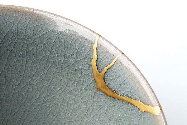 Kintsugi by Natsuyo Watanabe: a gold-plated repair in a grey ceramic dish