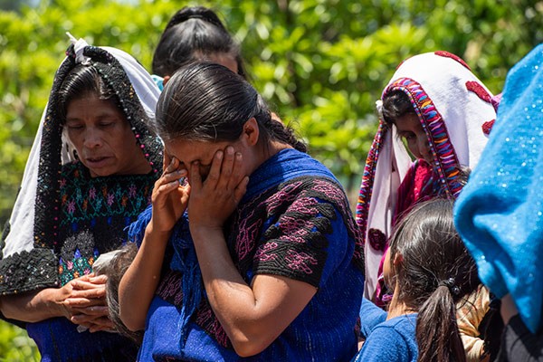 praying women