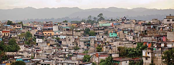 Die Lim&oacute;n Academy mit dem gr&uuml;nen Anstrich wurde von Tita Evertsz in La Limonada, einem Teil von Guatemala-Stadt, gegr&uuml;ndet.