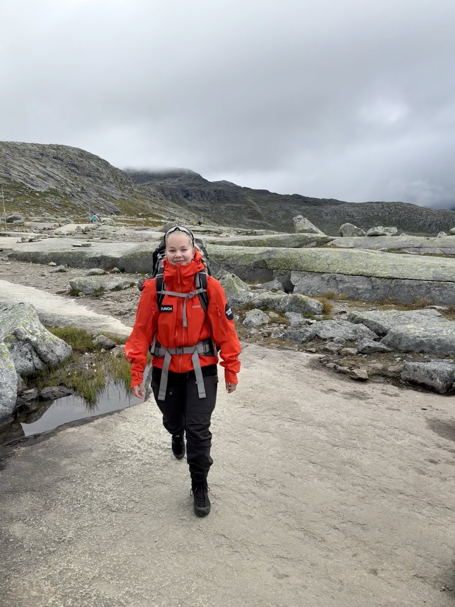 Fjellvakt Eirin Breive Hegland på stien til Trolltunga