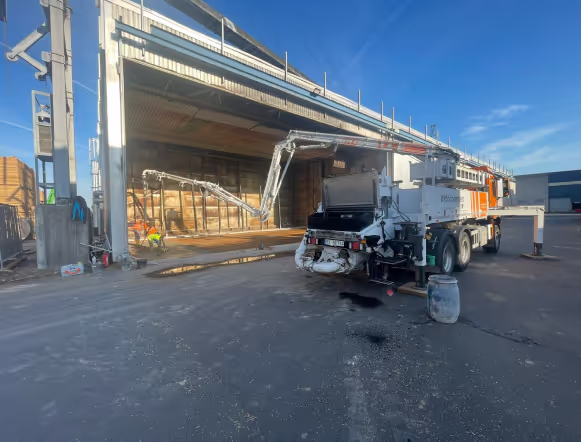 Eine Industriehalle bekommt einen Ein Industrieboden