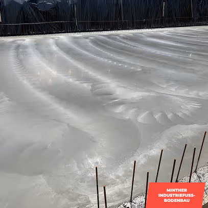 Glattfläche einer frischen Betondecke mit sichtbaren Schwimmbrett-Strukturen und Stahlbewehrung.
