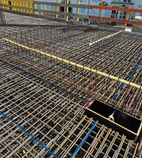 Ein Betonbau bekommt einen Industrieboden