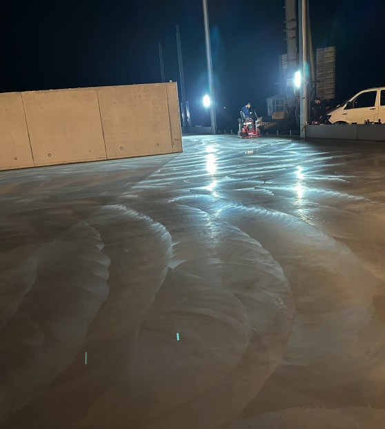 Ein Betonbau bekommt einen Industrieboden