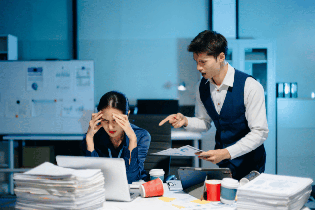 personas en oficina aquejadas de burnout y discutiendo