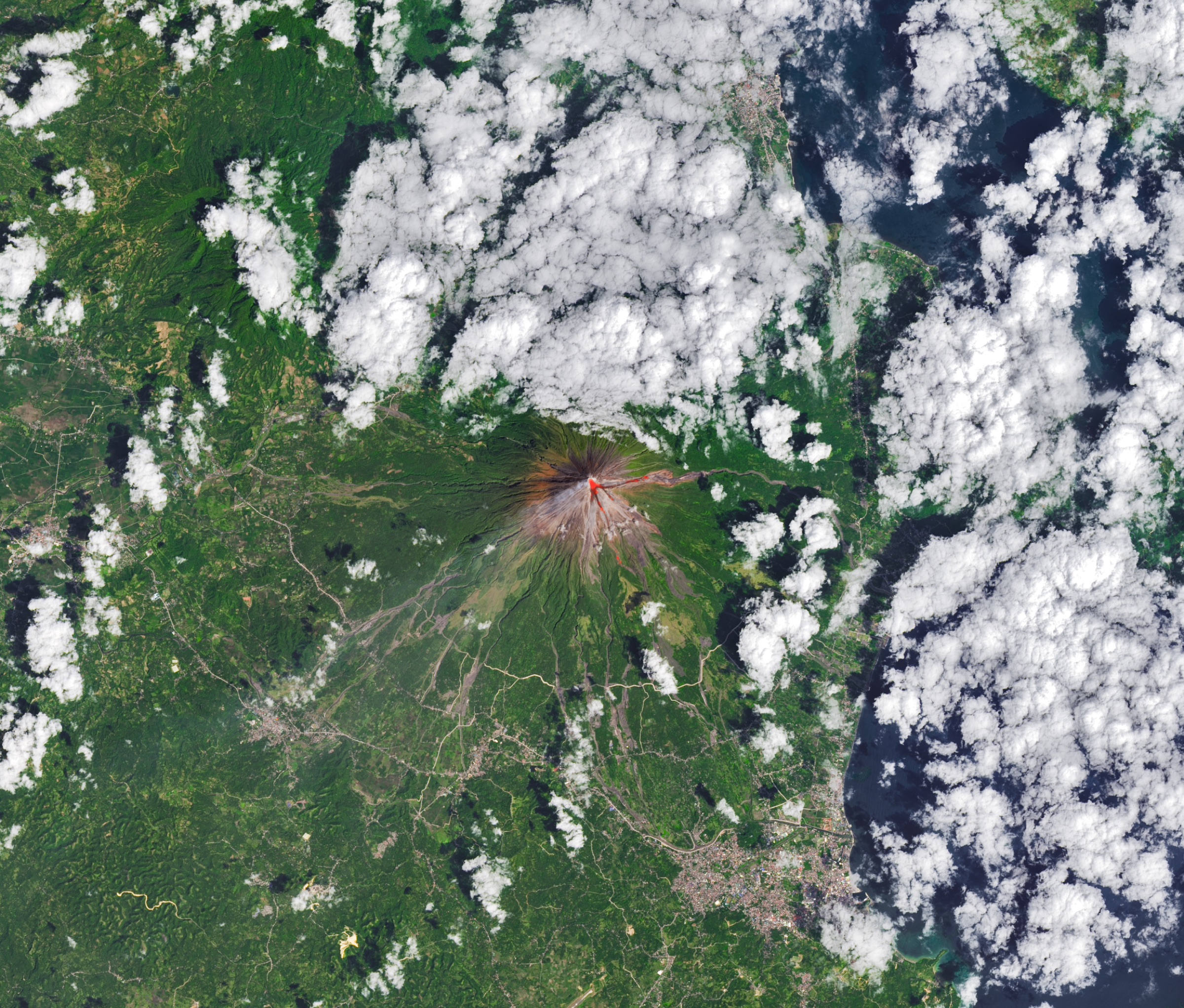 172 Satellite-Confirmed Wildfires, a Measles Crisis, and 13 Active Volcanoes: What DisasterAWARE Is Tracking This Week