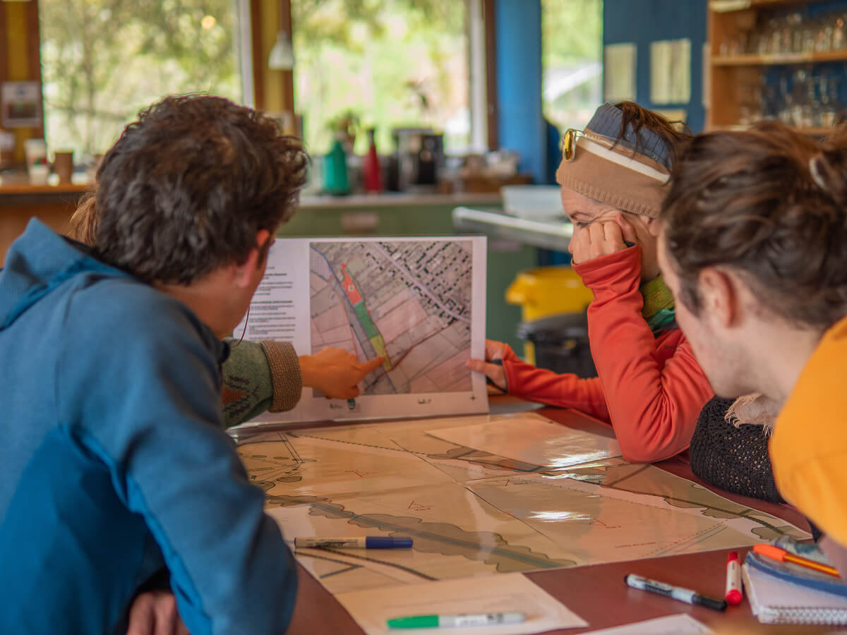 Atelier d'aménagement lors d'un espace de partage monter un hameau léger