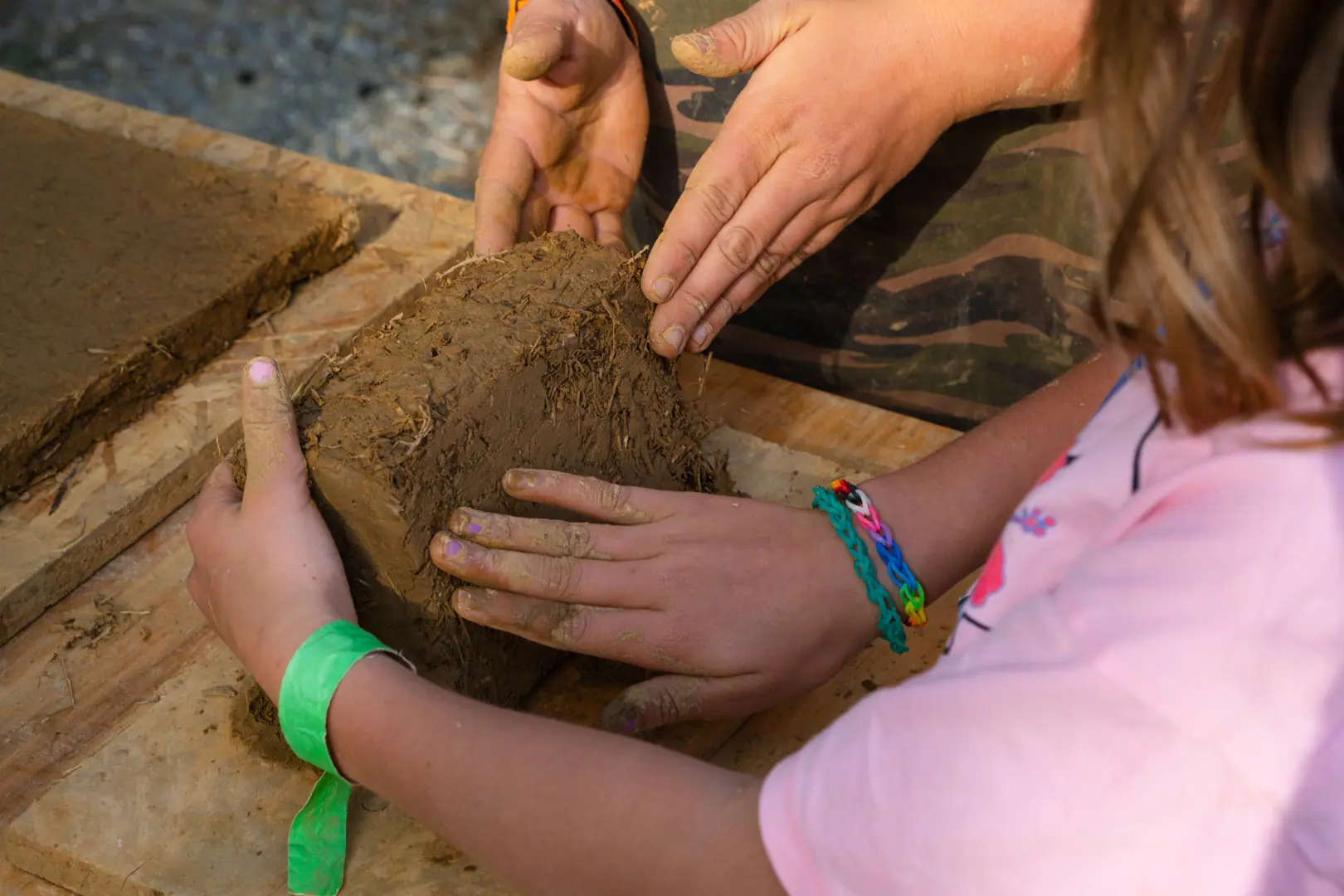 Atelier terre-paille pendant le Festival Les Palourdes