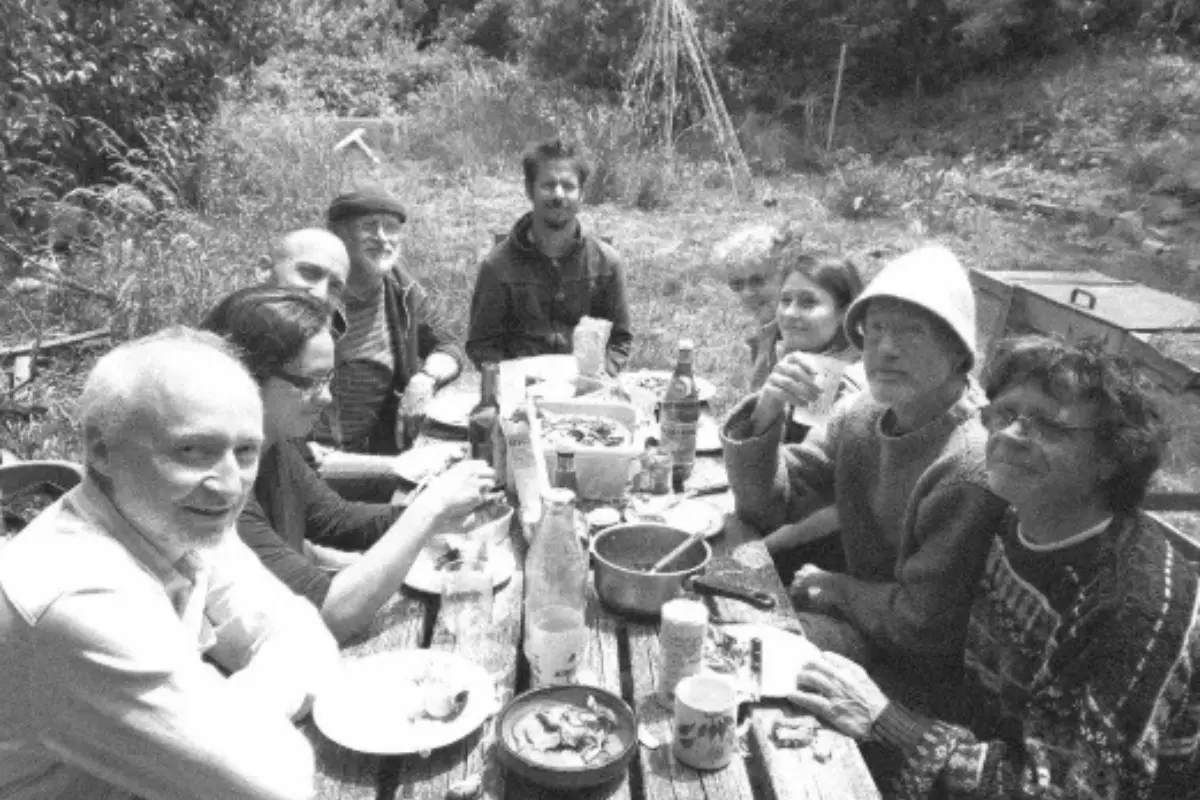 Génèse de l'association Hameaux Légers en 2017 avec les premiers membres autour d'un repas