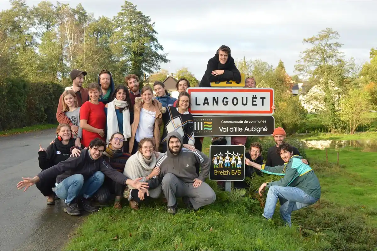 Passage des membres de l'association Hameaux Légers à Langouët en Bretagne