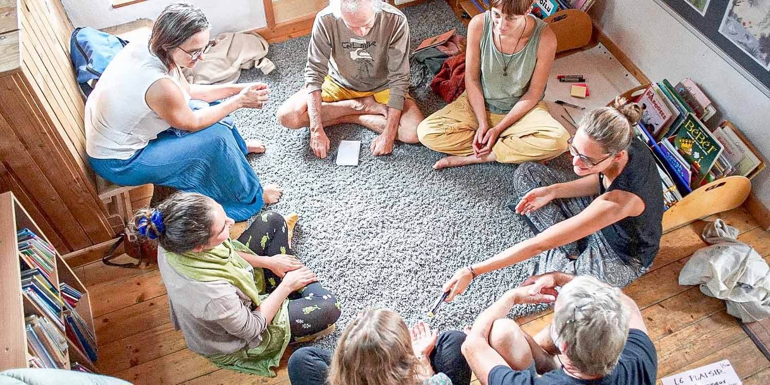 Un collectif échange pendant un atelier organisé par Hameaux Légers
