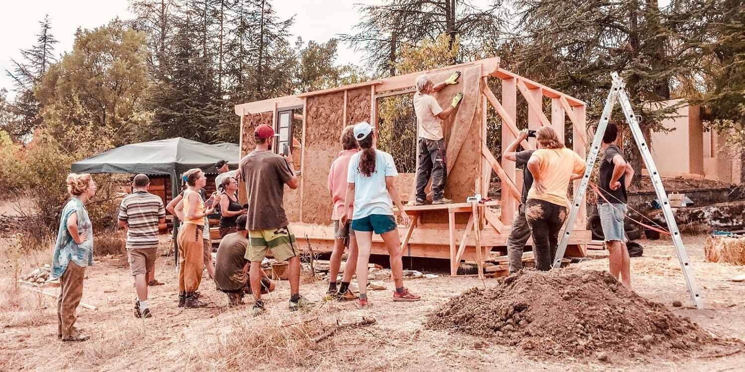 Des participants observent la démonstration d’un formateur pendant une formation sur l’écoconstruction