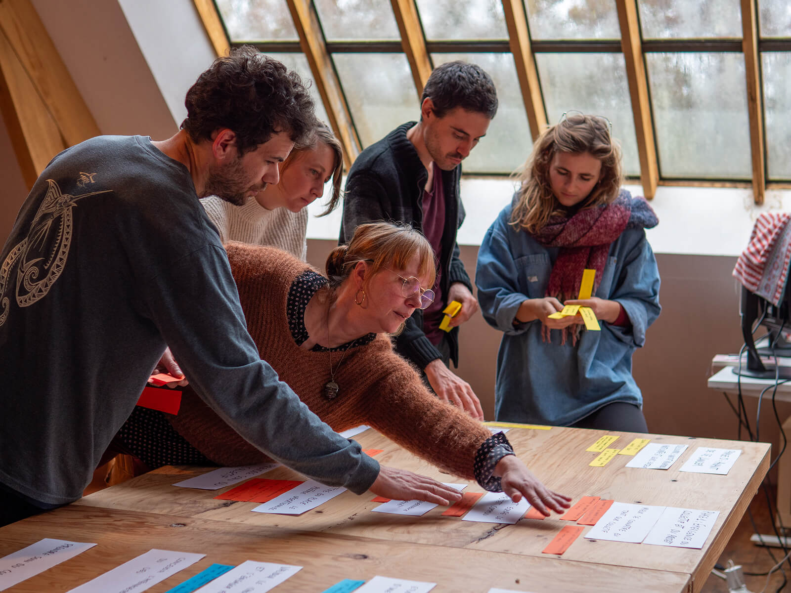 Participantes et participants lors d'un espace de partage monter un hameau léger