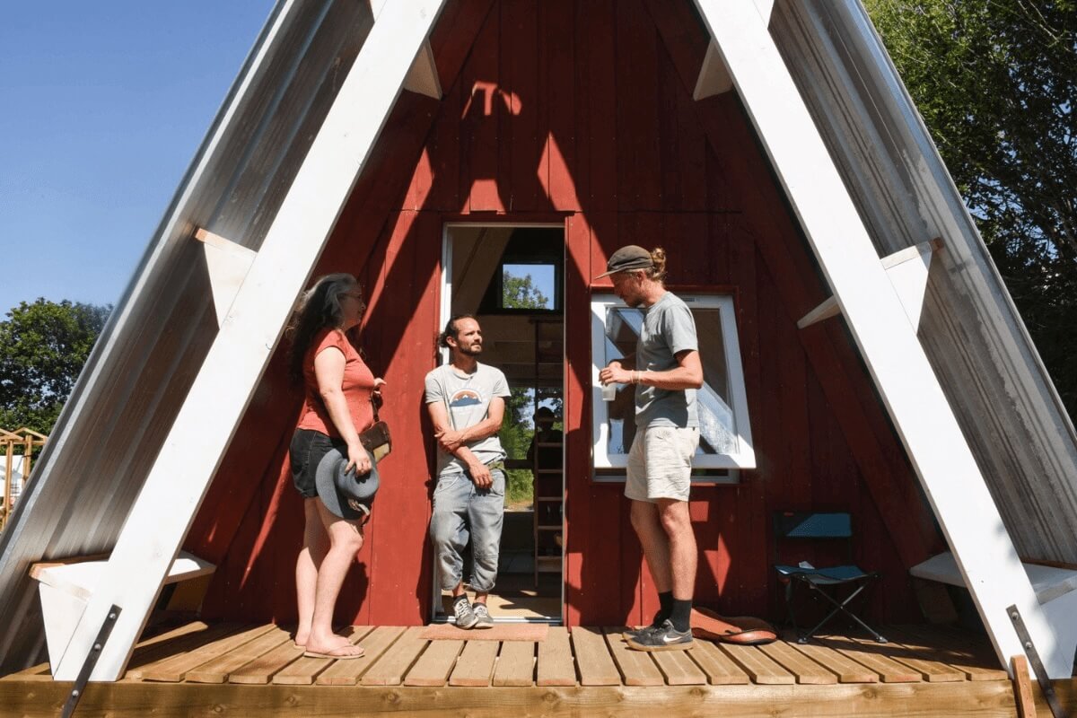 Visiteurs de la maison en A installée dans l'écocentre Hameaux Légers