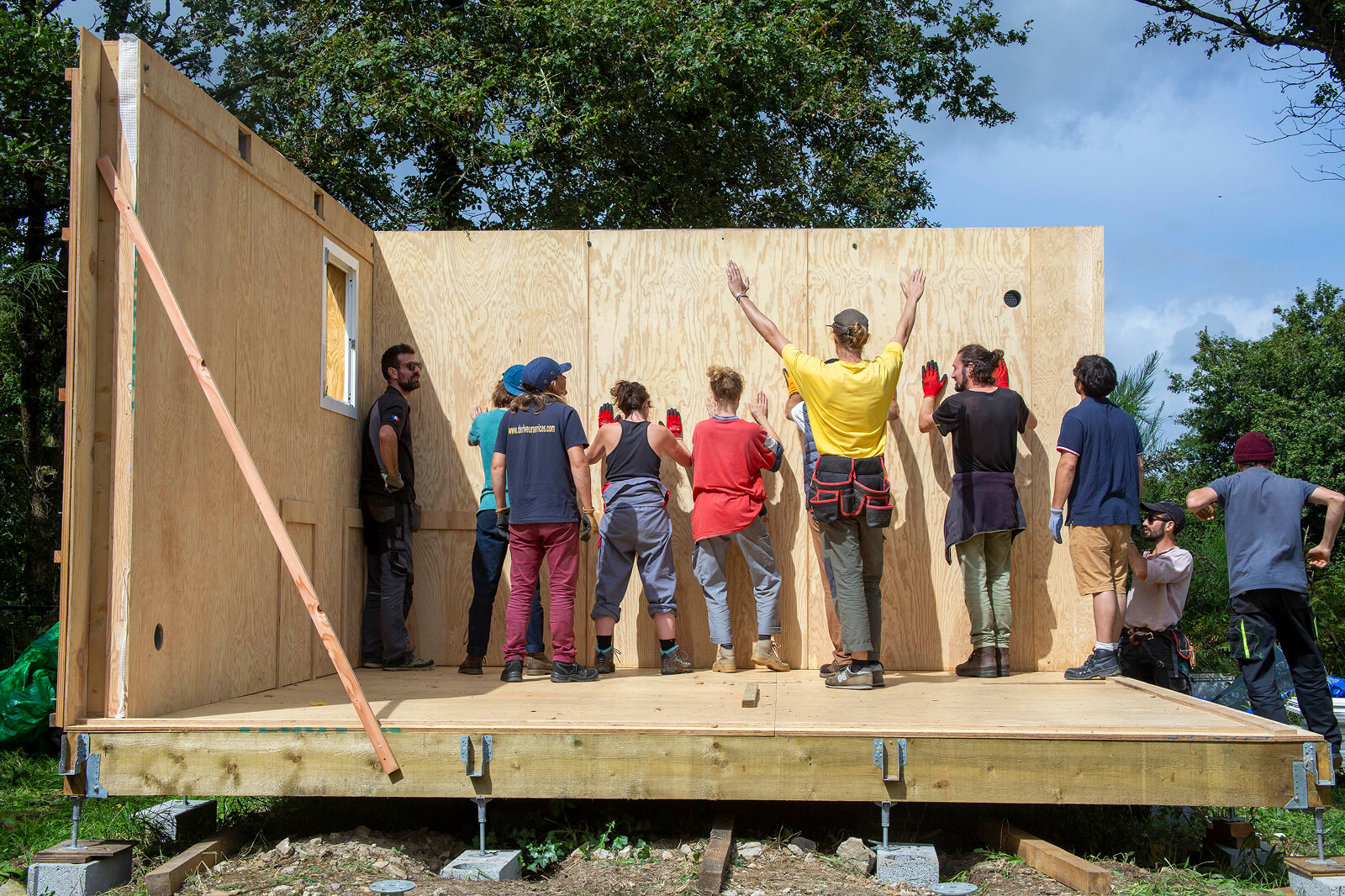 Chantier participatif du montage d'un habitat réversible à l'Écocentre Hameaux Légers